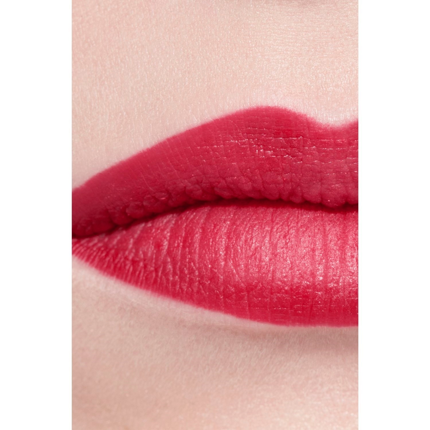 LA BARRA DE LABIOS ATERCIOPELADA LUMINOSA
